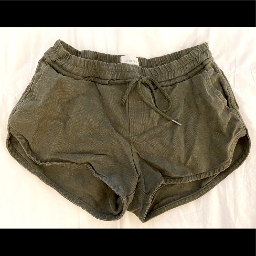 Aritzia “community” linen shorts